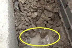 内飘窗占面积，一锤砸开有建筑垃圾又有积水，师傅：砸了是明智的图片