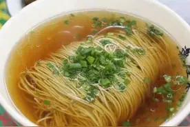 上海“宰客”面馆，食客边骂边吃，阳春面还是小时候的味道图片