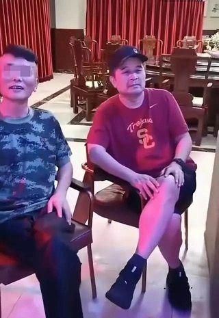 60岁央视前主持人毕福剑近照曝光，和友人深夜打台球精神状态好