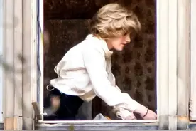 “暮光女”的戴安娜剧照爆出！但是出柜后的小K能演好王妃吗？图片