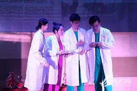 白衣天使为《永不消逝的电波》配音 今天，他们这样重温经典图片