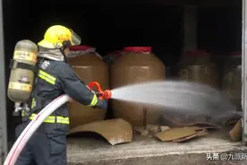 四川泸县一酒仓瓷罐破裂，200余吨高浓度白酒泄漏，非泸州老窖图片