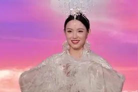 36岁张梓琳挺6月孕肚春晚走秀，礼服重80斤，网友：孕妈好拼图片