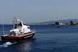 意大利警察湖边巡逻，看看谁不戴口罩，结果抓到6个衣服都没穿的图片