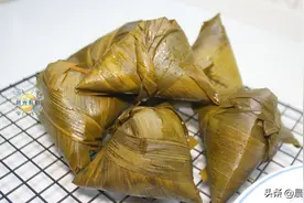 如何包出漂亮的粽子？选对粽叶很关键，腌肉时间越长肉粽越好吃图片