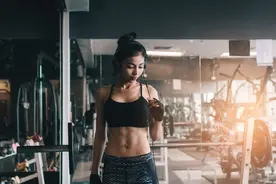 女孩子坚持撸铁的好处有哪些？预防肥胖跟衰老，拥有身材曲线图片