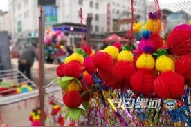 黑河商贩把握端午商机，民俗小物件“装点”大街小巷图片