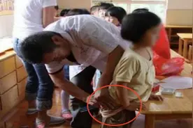 4岁女儿放学回家，大声哭喊“我想尿尿”，妈妈脱下孩子裤子怒了图片