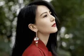 高圆圆不愧是“直男女神”，一袭红色连衣裙美得惊艳，气质特抢镜图片