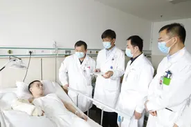 解放军总医院骨科医学部成功救治罕见断臂伤员图片