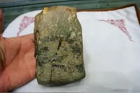 妻子不听劝500万买下翡翠原料，一刀切开，豪横图片