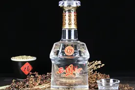 西凤六年：陕西本地销量第一的西凤酒，品质如何？图片
