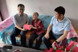 三门峡94岁老人交1000元党费报党恩，抗日战争时期曾是地下交通员图片