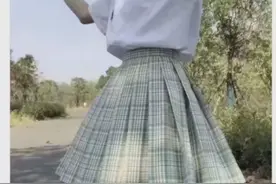搞笑图片：据说女孩穿JK裙，里面居然这个样子，真想让人笑出猪叫图片