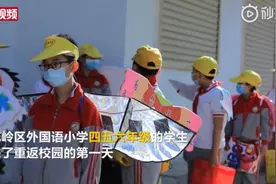 超萌！太原小学生戴一米长翅膀返校：因为爱你 保持一米图片