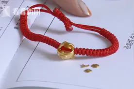 1岁宝宝咬碎金猪手链还吞进了肚子！店家回应让网友吵翻了图片