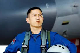 王牌部队“杜凤瑞大队”谁掌舵？驾驶歼-16的金头盔、金飞镖双料王牌图片