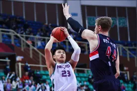 山东男篮金主回归，巩晓彬帅位稳定，总经理换做他人，化解矛盾图片