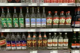 喝白酒，瓶身带有“这个记号”，就是酒精勾兑酒，少喝图片