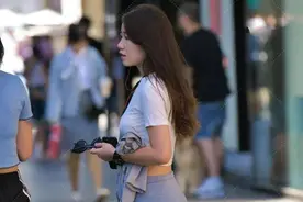 小款白短袖搭配浅灰色裤子，脚踩运动鞋，休闲时尚图片