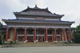 参观绿树环绕的中山纪念堂，从西侧广场开始，可以看到迷人的侧颜图片