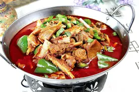 柔滑细腻的干锅羊排，吃起来香辣过瘾，鲜而不腻，非常的美味图片