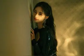 周洁琼镜面亮片裙，波光粼粼闪耀舞台，毫无顾忌秀白皙美腿图片