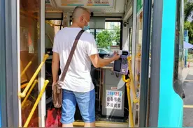 好消息！深圳60岁以上老人刷身份证可免费坐公交车图片