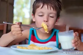 2岁女孩吃鸡蛋竟引发败血症？食用鸡蛋的坏习惯大部分家长不知道图片