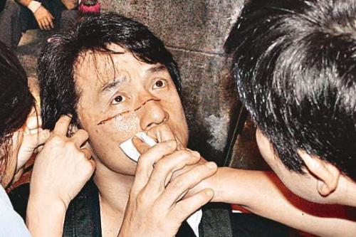 成龙有20亿身家？要拿100万感谢抗疫药研制者的他为何被吐槽狡猾