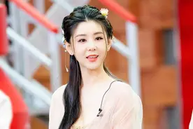 圆脸美人李小萌太灵气，一袭纱裙美若天仙，温婉俏皮尽显古典美图片