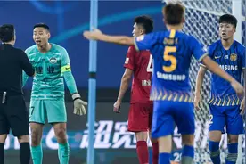 中超昨晚再现奇葩丢球！31岁主力门将太业余，又一个“喝水哥”图片