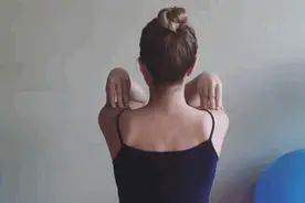 8个肩颈理疗动作睡前坚持练，让你远离肩颈疼痛拥有好睡眠图片