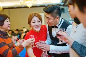 怀孕了还想要彩礼？婆婆怒斥媳妇不检点，婚礼之后才知后悔图片