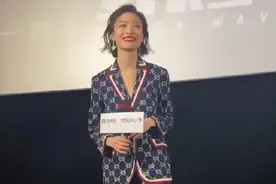 倪妮蓝色“睡衣”套装太显老，猫系女生的慵懒美该如何呈现？图片