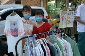 记者体验“小商贩”的酸甜苦辣！“小记靓衣”今夜开摊图片