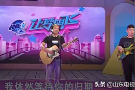 「让梦想飞」“左手吉他，右手剪刀”为追梦他街头唱歌20年图片