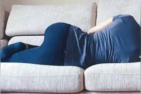 如何科学地躺着玩手机？图片
