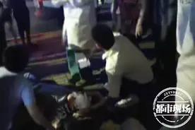 天降垃圾正中头顶，男子被砸倒地不醒，抛物者言论令人气愤图片