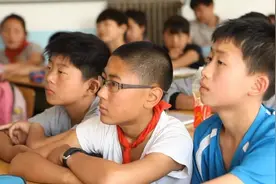 五年级女孩首次来例假，坚持上课一整天，真的太尴尬了图片