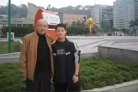 ​傅彪的暖心儿子：支持寡母改嫁他人，替亡父托起爷爷奶奶的晚年图片