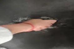 换玻璃后车辆进水？赔偿责任挺难划分...图片