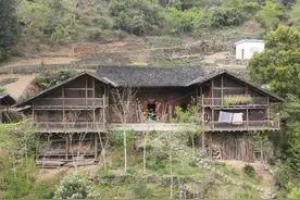 真实的田园生活：房子只住着留守老人和孩子，风景很美但生活很苦图片