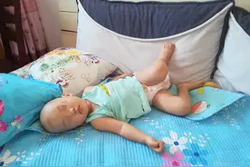孩子睡觉不踏实，总喜欢翻身、打滚？这四个原因家长要尽早了解图片