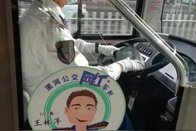 “明星”+“网红”漯河公交103车长王林洋送你一缕夏日清风图片