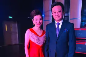朱军夫妇同框拜年，娇妻被赞风采依旧，56岁丈夫精神欠佳显憔悴图片