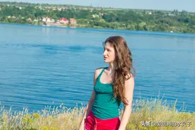 第聂伯河岸边跳舞的女孩图片