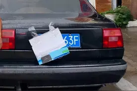 车牌被纸皮遮住却不知，面对交警查问一脸懵：我不知道啊！图片