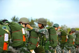 高空跳伞是什么感觉？看这群特战女兵图片
