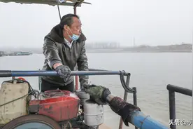五旬夫妻作为最后淮河摆渡人摆渡十年 一次只收2元钱图片